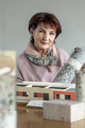 DBU-Deutscher Umweltpreis 2016 DEU Brandenburg Cottbus Â DBU-Deutscher Umweltpreis 2016 an Prof. Angelika Mettke: Die Platte neu auflegen - dies gelingt Frau Prof. Dr.-Ing. Angelika Mettke von der BTU Cottbus-Senftenberg im wörtlichen Sinne. Seit Jahren forscht sie zum baulichen Recycling von ausgedienten DDR-Plattenbau-Elementen. Nach dem sie, 1994 zum Thema Wiederverwendung von Bauelementen und Bauwerksteilen Promovierte, schrieb sie 2010 ihre Habilitation zum Thema ž Material- und Produktrecycling - am Beispiel von Plattenbauten œ , 2015 wurde sie zur Professur Bauliches Recycling berufen. Im Rahmen national und international vernetzter Forschungsprojekte wird eine enge Kreislaufführung von Bauprodukten ohne Werteverluste erfasst und bewertet. Kerngedanke der Forschungsarbeiten ist stets eine ganzheitliche Bewertung unter Nachhaltigkeitsprämissen (wirtschaftliche, ökologisc