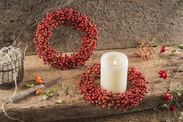 IMAGO Creative: Herbst, Herbstkränze Zwei kleine Herbstkränze auf Holzplatte, gebunden, mit Hagebutte (Rosa canina), Kerze und Bindewerkzeug Copyright: imageBROKER/JohannesxGeyer ibxjog04416801.jpg