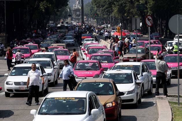 Protest von Taxifahrern in Mexiko-Stadt October 12, 2016 - Mexico - EUM20161012NAC39.JPG.CIUDAD DE MEXICO Protest Manifestacion-CDMX.- Aspectos de la manifestacion de taxistas, sobre Paseo de la Reforma, en protesta por los servicios de transporte operados por aplicacion como Uber, este miercoles 12 de octubre de 2016.  - ZUMAu78_