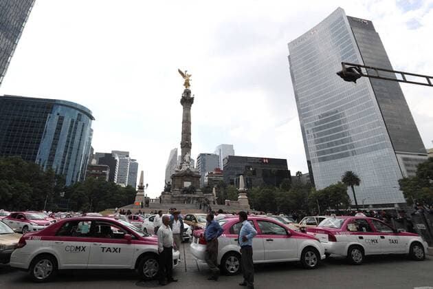 Protest von Taxifahrern in Mexiko-Stadt October 12, 2016 - Mexico - EUM20161012NAC40.JPG.CIUDAD DE MEXICO Protest Manifestacion-CDMX.- Aspectos de la manifestacion de taxistas, sobre Paseo de la Reforma, en protesta por los servicios de transporte operados por aplicacion como Uber, este miercoles 12 de octubre de 2016.  - ZUMAu78_