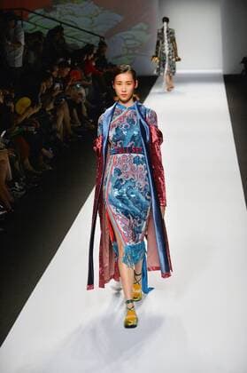 Shanghai Fashion Week - Mukzin Modenschau (161013) -- SHANGHAI, Oct. 13, 2016 -- A model presents a creation of Mukzin brand at Shanghai Fashion Week in Shanghai, east China, Oct. 13, 2016. ) (yxb) CHINA-SHANGHAI-FASHION WEEK(CN) GuoxChangyao 