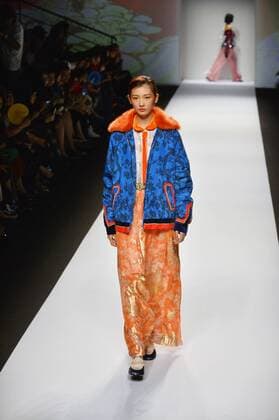 Shanghai Fashion Week - Mukzin Modenschau (161013) -- SHANGHAI, Oct. 13, 2016 -- A model presents a creation of Mukzin brand at Shanghai Fashion Week in Shanghai, east China, Oct. 13, 2016. ) (yxb) CHINA-SHANGHAI-FASHION WEEK(CN) GuoxChangyao 