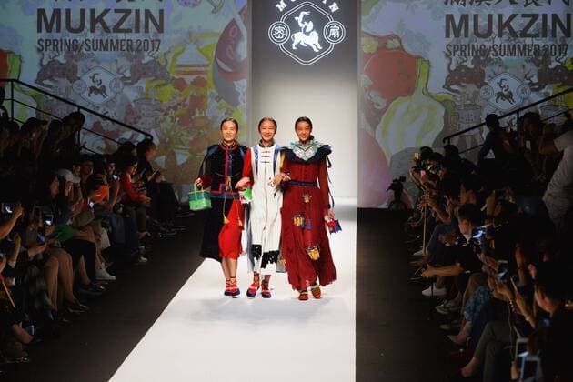 Shanghai Fashion Week - Mukzin Modenschau (161013) -- SHANGHAI, Oct. 13, 2016 -- Models present creations of Mukzin brand at Shanghai Fashion Week in Shanghai, east China, Oct. 13, 2016. ) (yxb) CHINA-SHANGHAI-FASHION WEEK(CN) GuoxChangyao 