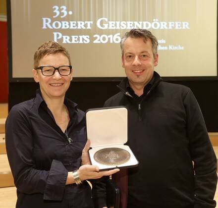 Robert-Geisendörfer-Preis Verleihung in Hamburg Vier Fernseh- und zwei Radioproduktionen sind am Mittwochabend (12.10.16) in Hamburg mit dem Robert Geisendoerfer Preis ausgezeichnet worden. Foto: Preistraeger Hoerfunk Maxi Obexer (Buch) und Martin Zylka (Regie) fuer das Hoerspiel Illegale Helfer vom WDR. Geehrt wurden unter anderem das Radio-Projekt Auschwitz-Stolpersteine: Stolpern gegen das Vergessen des NDR und die WDR-Fernsehdokumentation Die Folgen der Tat . Der Sonderpreis der Jury ging an die ZDF-Journalistin und Moderatorin Dunja Hayali (M.), die fuer ihre offene Gespraechskultur gewuerdigt wird. Der Medienpreis der evangelischen Kirche wurde zum 33. Mal vergeben. (Siehe epd-Meldung vom 12.10.16) Robert Geisendoerfer Preis in Hamburg verliehen Copyright: epd-bild StephanxWallocha EDITORIAL USE ONLY