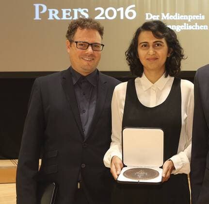 Robert-Geisendörfer-Preis Verleihung in Hamburg Vier Fernseh- und zwei Radioproduktionen sind am Mittwochabend (12.10.16) in Hamburg mit dem Robert Geisendoerfer Preis ausgezeichnet worden. Geehrt wurden unter anderem das Radio-Projekt Auschwitz-Stolpersteine: Stolpern gegen das Vergessen des NDR und die WDR-Fernsehdokumentation Die Folgen der Tat . Foto: Christian Hinkelmann (l.) und Sharon Wetzel, Preistraeger des Stolperstein -Projekts. Geehrt wurden unter anderem das Radio-Projekt Auschwitz-Stolpersteine: Stolpern gegen das Vergessen des NDR und die WDR-Fernsehdokumentation Die Folgen der Tat . Der Sonderpreis der Jury ging an die ZDF-Journalistin und Moderatorin Dunja Hayali (M.), die fuer ihre offene Gespraechskultur gewuerdigt wird. Der Medienpreis der evangelischen Kirche wurde zum 33. Mal vergeben. (Siehe epd-Meldung vom 12.10.16) Robert Geisendoerfer Preis in Hamburg verliehen Copyright: epd-bild StephanxWallocha EDITORIAL USE ONLY