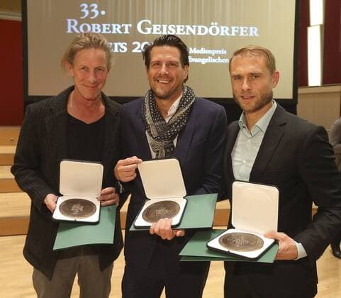 Robert-Geisendörfer-Preis Verleihung in Hamburg Vier Fernseh- und zwei Radioproduktionen sind am Mittwochabend (12.10.16) in Hamburg mit dem Robert Geisendoerfer Preis ausgezeichnet worden. Foto v.l.: Richard Huber, Jan Martin Scharf und Arne Nolting, Preistraeger der Kategorie der Kinderfernsehpreis, erhielten den Preis fuer die VOX-Fernsehserie Club der roten Baender . Geehrt wurden unter anderem das Radio-Projekt Auschwitz-Stolpersteine: Stolpern gegen das Vergessen des NDR und die WDR-Fernsehdokumentation Die Folgen der Tat . Der Sonderpreis der Jury ging an die ZDF-Journalistin und Moderatorin Dunja Hayali (M.), die fuer ihre offene Gespraechskultur gewuerdigt wird. Der Medienpreis der evangelischen Kirche wurde zum 33. Mal vergeben. (Siehe epd-Meldung vom 12.10.16) Robert Geisendoerfer Preis in Hamburg verliehen Copyright: epd-bild StephanxWallocha EDITORIAL USE ONLY