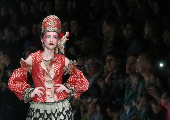 Bilder des Tages MOSCOW, RUSSIA â€“ OCTOBER 13, 2016: A model showcases a creation during a runway show for the Spring Summer 2017 collection by designer Slava Zaitsev at the Mercedes-Benz Fashion Week Russia in the Manege Central Exhibition Hall. Vyacheslav Prokofyev TASS  TS034688
