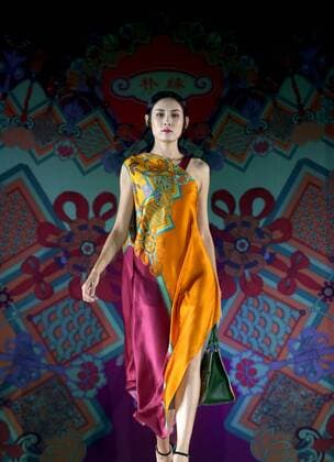 Wu Haiyan Modenschau in Peking (161013) -- BEIJING, Oct. 13, 2016 -- A model presents a creation of designer Wu Haiyan at ancient Fahai Temple on the western suburbs of Beijing, capital of China, Oct. 13, 2016. ) (wx) CHINA-BEIJING-FASHION SHOW-ANCIENT TEMPLE (CN) ChenxJianli 