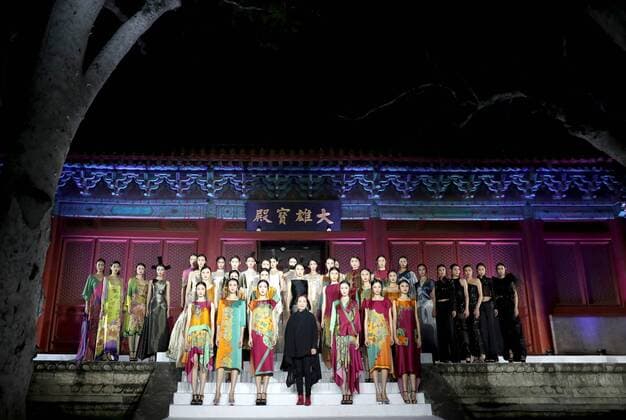 Wu Haiyan Modenschau in Peking (161013) -- BEIJING, Oct. 13, 2016 -- Models present creations of designer Wu Haiyan at ancient Fahai Temple on the western suburbs of Beijing, capital of China, Oct. 13, 2016. ) (wx) CHINA-BEIJING-FASHION SHOW-ANCIENT TEMPLE (CN) ChenxJianli 