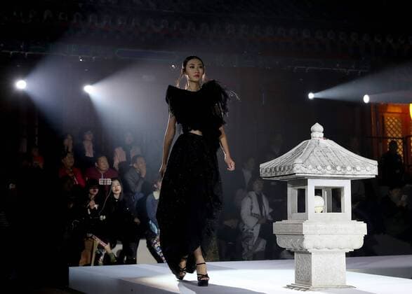 Wu Haiyan Modenschau in Peking (161013) -- BEIJING, Oct. 13, 2016 -- A model presents a creation of designer Wu Haiyan at ancient Fahai Temple on the western suburbs of Beijing, capital of China, Oct. 13, 2016. ) (wx) CHINA-BEIJING-FASHION SHOW-ANCIENT TEMPLE (CN) ChenxJianli 