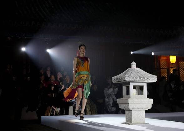Wu Haiyan Modenschau in Peking (161013) -- BEIJING, Oct. 13, 2016 -- A model presents a creation of designer Wu Haiyan at ancient Fahai Temple on the western suburbs of Beijing, capital of China, Oct. 13, 2016. ) (wx) CHINA-BEIJING-FASHION SHOW-ANCIENT TEMPLE (CN) ChenxJianli 
