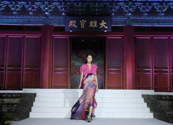 Wu Haiyan Modenschau in Peking (161013) -- BEIJING, Oct. 13, 2016 -- A model presents a creation of designer Wu Haiyan at ancient Fahai Temple on the western suburbs of Beijing, capital of China, Oct. 13, 2016. ) (wx) CHINA-BEIJING-FASHION SHOW-ANCIENT TEMPLE (CN) ChenxJianli 