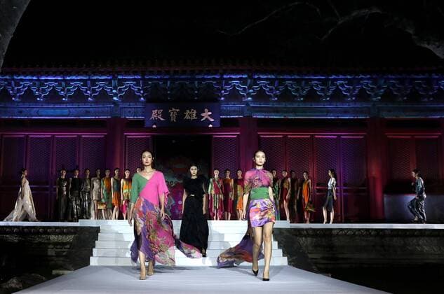 Wu Haiyan Modenschau in Peking (161013) -- BEIJING, Oct. 13, 2016 -- Models present creations of designer Wu Haiyan at ancient Fahai Temple on the western suburbs of Beijing, capital of China, Oct. 13, 2016. ) (wx) CHINA-BEIJING-FASHION SHOW-ANCIENT TEMPLE (CN) ChenxJianli 