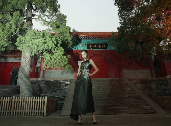 Wu Haiyan Modenschau in Peking (161013) -- BEIJING, Oct. 13, 2016 -- A model presents a creation of designer Wu Haiyan at ancient Fahai Temple on the western suburbs of Beijing, capital of China, Oct. 13, 2016. ) (wx) CHINA-BEIJING-FASHION SHOW-ANCIENT TEMPLE (CN) ChenxJianli 