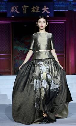 Wu Haiyan Modenschau in Peking (161013) -- BEIJING, Oct. 13, 2016 -- A model presents a creation of designer Wu Haiyan at ancient Fahai Temple on the western suburbs of Beijing, capital of China, Oct. 13, 2016. ) (wx) CHINA-BEIJING-FASHION SHOW-ANCIENT TEMPLE (CN) ChenxJianli 
