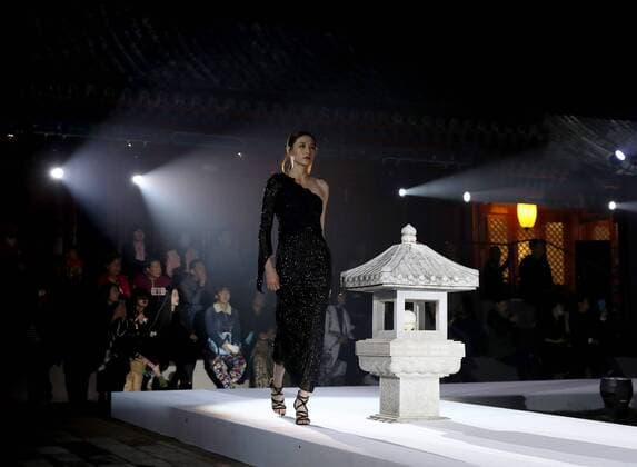 Wu Haiyan Modenschau in Peking (161013) -- BEIJING, Oct. 13, 2016 -- A model presents a creation of designer Wu Haiyan at ancient Fahai Temple on the western suburbs of Beijing, capital of China, Oct. 13, 2016. ) (wx) CHINA-BEIJING-FASHION SHOW-ANCIENT TEMPLE (CN) ChenxJianli 