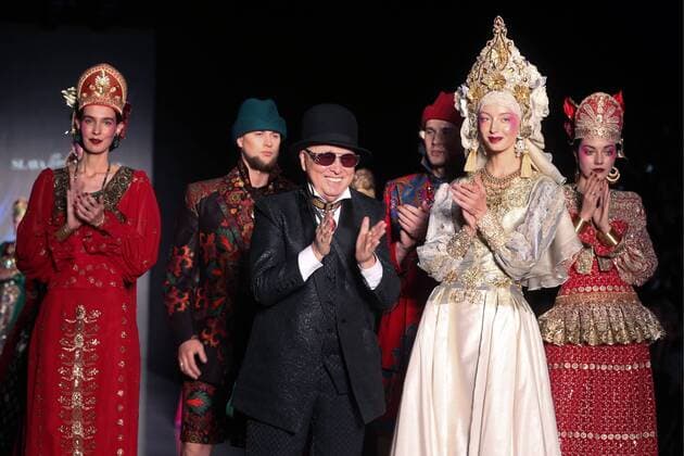 Moskau Fashion Week MOSCOW, RUSSIA â€“ OCTOBER 13, 2016: Designer Slava Zaitsev (C) acknowledges the audience after a runway show at the Mercedes-Benz Fashion Week Russia in the Manege Central Exhibition Hall. Vyacheslav Prokofyev TASS  TS0346C2
