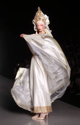 Bilder des Tages Moskau Fashion Week MOSCOW, RUSSIA â€“ OCTOBER 13, 2016: A model showcases a creation during a runway show for the Spring Summer 2017 collection by designer Slava Zaitsev at the Mercedes-Benz Fashion Week Russia in the Manege Central Exhibition Hall. Vyacheslav Prokofyev TASS  TS0346C6