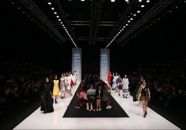 Bilder des Tages Moskau Fashion Week MOSCOW, RUSSIA â€“ OCTOBER 13, 2016: Models showcase creations during a runway show for the Spring Summer 2017 collection by H.A.R.D. 2.0. HSE Art&Design students as part of the Fashion Time Designers project at the Mercedes-Benz Fashion Week Russia in the Manege Central Exhibition Hall. Vyacheslav Prokofyev TASS  TS0346CD