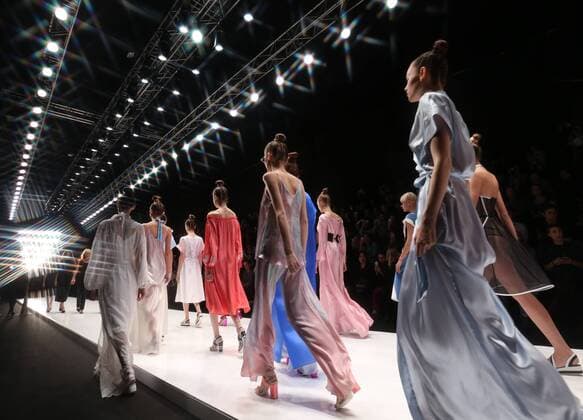 Moskau Fashion Week MOSCOW, RUSSIA â€“ OCTOBER 13, 2016: Models showcase creations during a runway show for the Spring Summer 2017 collection by designer Dimaneu as part of the Fashion Time Designers project at the Mercedes-Benz Fashion Week Russia in the Manege Central Exhibition Hall. Vyacheslav Prokofyev TASS  TS0346D0