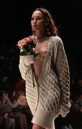 Bilder des Tages Moskau Fashion Week MOSCOW, RUSSIA â€“ OCTOBER 13, 2016: A model showcases a creation during a runway show for the Spring Summer 2017 collection by designer Dasha Dashina as part of the Fashion Time Designers project at the Mercedes-Benz Fashion Week Russia in the Manege Central Exhibition Hall. Vyacheslav Prokofyev TASS  TS0346D2