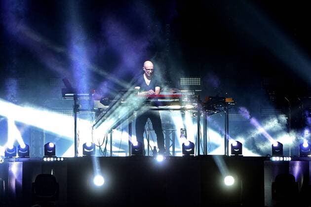 Bilder des Tages SCHILLER LIVE 2016. Keyboarder Christopher von Deylen ( Schiller ) während eines Konzertes im Rahmen seiner SCHILLER LIVE 2016 - Tour am 13.10.2016 vor 3.500 Fans in der Arena Leipzig.