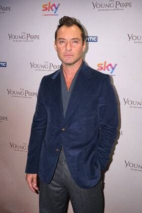 Bilder des Tages British actor Jude Law is pictured at the UK Premiere of The Young Pope. The 10-part series, created by Academy Award-winning director Paolo Sorrentino, will be broadcast exclusively on Sky Atlantic from October 27th 2016. OCTOBER 13th 2016  SLIx163268
