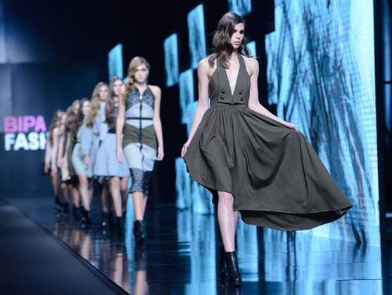 Bilder des Tages (161013) -- ZAGREB, Oct. 13, 2016 -- Models present creations during the BIPA Fashion Week in Zagreb, capital of Croatia, Oct. 13, 2016. ) CROATIA-ZAGREB-FASHION WEEK MisoxLisanin 