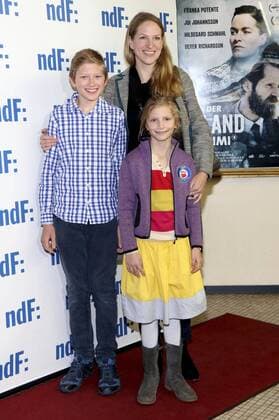 Valentin von Falkenhayn, Carlotta von Falkenhayn und Mutter Kerstin bei der Premiere des ARD Fernsehfilms Der Island-Krimi: Der Tote im Westfjord in der Astor Film Lounge. Berlin, 13.10.2016 Foto:xA.xBuggex xFuturexImage