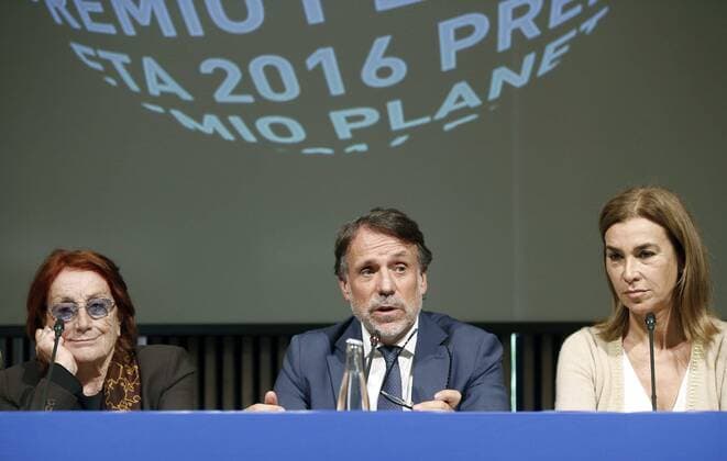 President of Planeta Group, Josep Creuhera (C), and jury members and writers Carmen Posadas (L) and Rosa Regas attend a press conference to present the 65th edition of the Planeta Award, in Barcelona, northeastern Spain, 14 October 2016. 65th Planeta Award presentation press conference !ACHTUNG: NUR REDAKTIONELLE NUTZUNG!  GRA294 20161014-636120544407313315