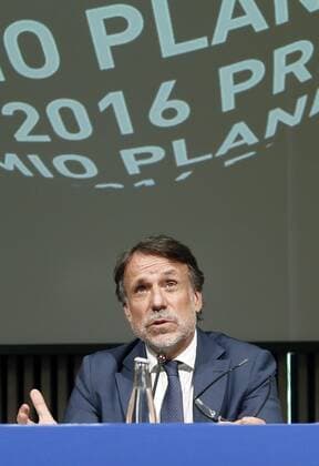 President of Planeta Group, Josep Creuhera (C), attends a press conference to present the 65th edition of the Planeta Award, in Barcelona, northeastern Spain, 14 October 2016. 65th Planeta Award presentation press conference !ACHTUNG: NUR REDAKTIONELLE NUTZUNG!  GRA294 20161014-636120544423069113