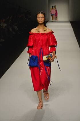 (161014) -- SHANGHAI, Oct. 14, 2016 -- A model presents a LEAF XIA s creation during the Shanghai Fashion Week SS17 in Shanghai, east China, Oct. 14, 2016. ) (wx) CHINA-SHANGHAI-FASHION WEEK-LEAF XIA (CN) GuoxChangyao 
