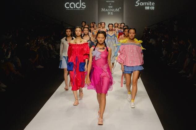 (161014) -- SHANGHAI, Oct. 14, 2016 -- Models present LEAF XIA s creations during the Shanghai Fashion Week SS17 in Shanghai, east China, Oct. 14, 2016. ) (wx) CHINA-SHANGHAI-FASHION WEEK-LEAF XIA (CN) GuoxChangyao 