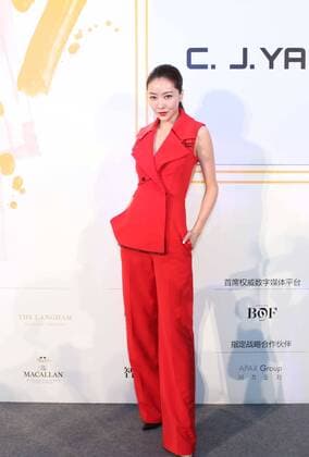 SHANGHAI, CHINA - OCTOBER 13: Model and actress Lynn Hung (aka Xiong Dailin) attends the C.J.YAO presentation as part of the Shanghai Fashion Week Spring Summer 2017 at Xintiandi Hall A on October 13, 2016 in Shanghai, China.  CFP493763058