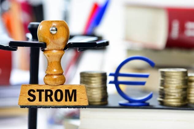 Stempel mit der Aufschrift Strom und Eurozeichen ** NUR FUER REDAKTIONELLE ZWECKE ** EDITORIAL USE ONLY **