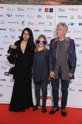 Der Regisseur Christopher Doyle (r) posiert am 14.10.2016 in Köln auf dem roten Teppich beim International Film Award NRW im Rahmen des Film Festival Cologne. (vormals: Cologne Conference) ein internationales Film- und Fernsehfestival in Köln.