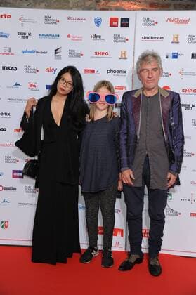 Der Regisseur Christopher Doyle (r) posiert am 14.10.2016 in Köln auf dem roten Teppich beim International Film Award NRW im Rahmen des Film Festival Cologne. (vormals: Cologne Conference) ein internationales Film- und Fernsehfestival in Köln.