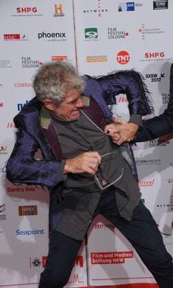 Der Regisseur Christopher Doyle posiert am 14.10.2016 in Köln auf dem roten Teppich beim International Film Award NRW im Rahmen des Film Festival Cologne. (vormals: Cologne Conference) ein internationales Film- und Fernsehfestival in Köln.