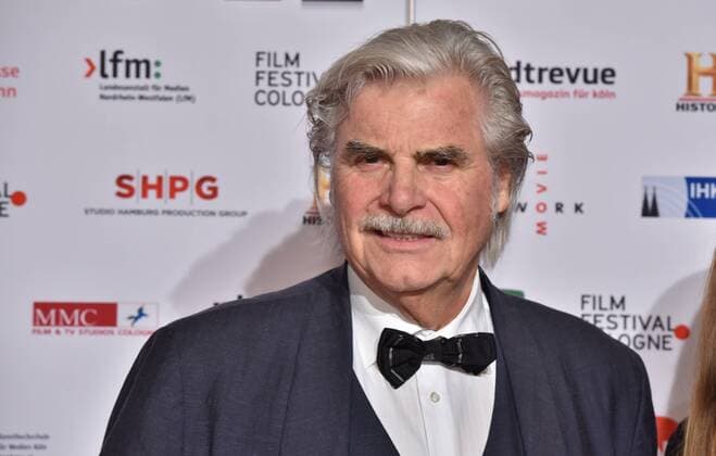 Der Schauspieler Peter Simonischek posiert am 14.10.2016 in Köln auf dem roten Teppich beim International Film Award NRW im Rahmen des Film Festival Cologne. (vormals: Cologne Conference) ein internationales Film- und Fernsehfestival in Köln.