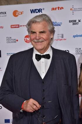 Der Schauspieler Peter Simonischek posiert am 14.10.2016 in Köln auf dem roten Teppich beim International Film Award NRW im Rahmen des Film Festival Cologne. (vormals: Cologne Conference) ein internationales Film- und Fernsehfestival in Köln.