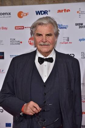 Der Schauspieler Peter Simonischek posiert am 14.10.2016 in Köln auf dem roten Teppich beim International Film Award NRW im Rahmen des Film Festival Cologne. (vormals: Cologne Conference) ein internationales Film- und Fernsehfestival in Köln.