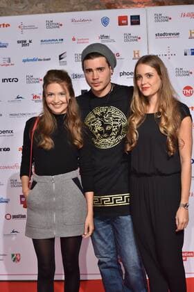 Die Schauspieler Amrei Haardt, l-r, Bela Klentze und Katrin Wolter posieren am 14.10.2016 in Köln auf dem roten Teppich beim International Film Award NRW im Rahmen des Film Festival Cologne. (vormals: Cologne Conference) ein internationales Film- und Fernsehfestival in Köln.
