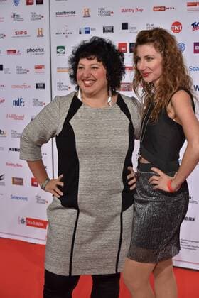 Comedian Meltem Kaptan und ihre Schwester die Schauspielerin Derya Kaptan posiert am 14.10.2016 in Köln auf dem roten Teppich beim International Film Award NRW im Rahmen des Film Festival Cologne. (vormals: Cologne Conference) ein internationales Film- und Fernsehfestival in Köln.