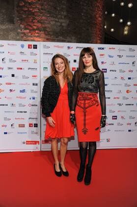 Moderatorin Mara Bergmann und Sängerin Pamela Falcon, l-r, posieren am 14.10.2016 in Köln auf dem roten Teppich beim International Film Award NRW im Rahmen des Film Festival Cologne. (vormals: Cologne Conference) ein internationales Film- und Fernsehfestival in Köln.