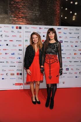 Moderatorin Mara Bergmann und Sängerin Pamela Falcon, l-r, posieren am 14.10.2016 in Köln auf dem roten Teppich beim International Film Award NRW im Rahmen des Film Festival Cologne. (vormals: Cologne Conference) ein internationales Film- und Fernsehfestival in Köln.