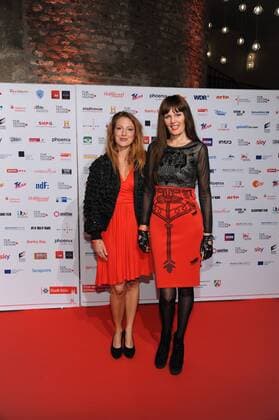 Moderatorin Mara Bergmann und Sängerin Pamela Falcon, l-r, posieren am 14.10.2016 in Köln auf dem roten Teppich beim International Film Award NRW im Rahmen des Film Festival Cologne. (vormals: Cologne Conference) ein internationales Film- und Fernsehfestival in Köln.