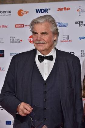 Der Schauspieler Peter Simonischek posiert am 14.10.2016 in Köln auf dem roten Teppich beim International Film Award NRW im Rahmen des Film Festival Cologne. (vormals: Cologne Conference) ein internationales Film- und Fernsehfestival in Köln.