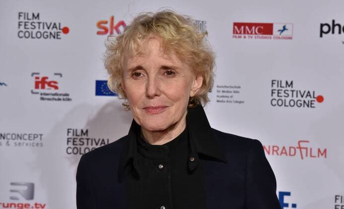 französische Filmregisseurin und Drehbuchautorin Claire Denis posiert am 14.10.2016 in Köln auf dem roten Teppich beim International Film Award NRW im Rahmen des Film Festival Cologne. (vormals: Cologne Conference) ein internationales Film- und Fernsehfestival in Köln.
