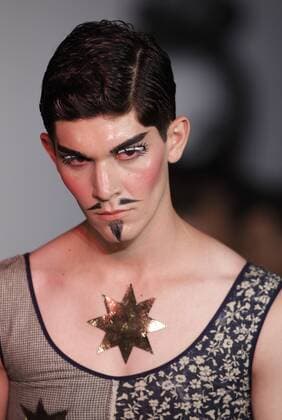 Mexico City Fashion Week - Alfredo Martinez Modenschau A model presents creations by Mexican Designer Alfredo Martínez, during the fourth day of the Fashion Week in Mexico City, Mexico, 14 October 2016. EPA Mario Guzman FASHION WEEK IN MEXICO !ACHTUNG: NUR REDAKTIONELLE NUTZUNG!  MEX134 20161015-636121100065423228