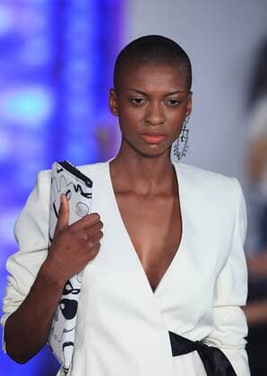 Mexico City Fashion Week - Alfredo Martinez Modenschau A model presents creations by Mexican Designer Alfredo Martínez, during the fourth day of the Fashion Week in Mexico City, Mexico, 14 October 2016. EPA Mario Guzman FASHION WEEK IN MEXICO !ACHTUNG: NUR REDAKTIONELLE NUTZUNG!  MEX121 20161015-636121101386102296